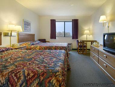 Super 8 By Wyndham Smithville Lake Room photo
